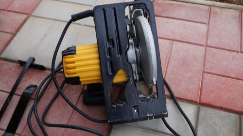 Дисковая пила DeWALT DWE 550