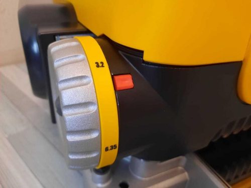 Фото Рейсмусный станок Dewalt 1800 Вт, макс. ширина 330 мм DW735-KS Рейсмусный станок Dewalt 1800 Вт, макс. ширина 330 мм DW735-KS