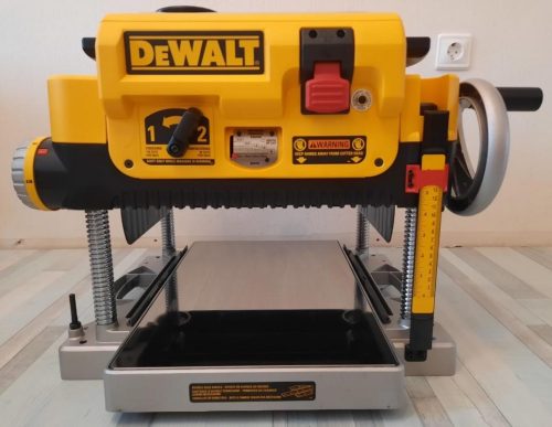 Фото Рейсмусный станок Dewalt 1800 Вт, макс. ширина 330 мм DW735-KS Рейсмусный станок Dewalt 1800 Вт, макс. ширина 330 мм DW735-KS