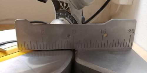 Торцовочная пила Dewalt DWS774