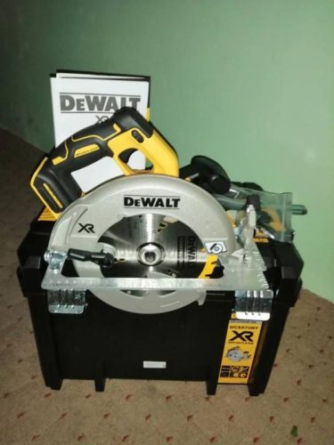 Бесщеточная дисковая пила DeWALT DCS570NT