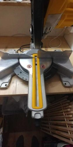 Торцовочная пила Dewalt DWS774