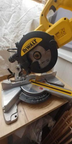 Торцовочная пила Dewalt DWS774