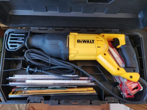 Фото Сабельная пила Dewalt DWE305PK Сабельная пила Dewalt DWE305PK