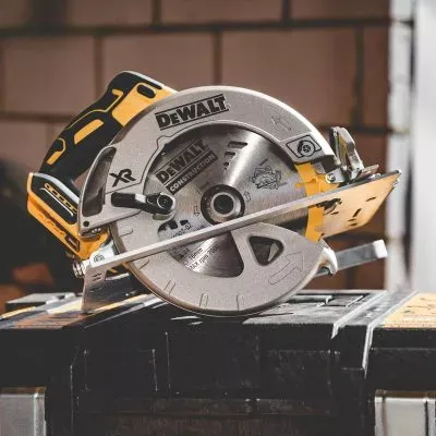 Дисковая пила DEWALT 18В XR DCS570N