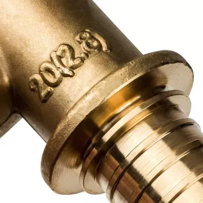 SFA-0009-002034 STOUT Угольник настенный с креплением 20xRp 3/4" для труб из сшитого полиэтилена аксиальный