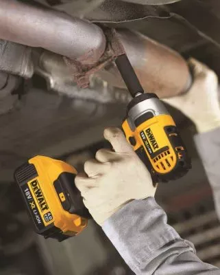 Аккумуляторный гайковерт DeWALT DCF 880 M2