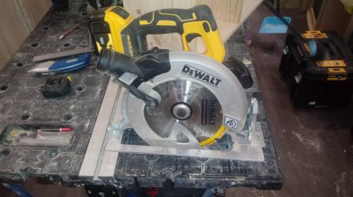 Бесщеточная дисковая пила DeWALT DCS570NT